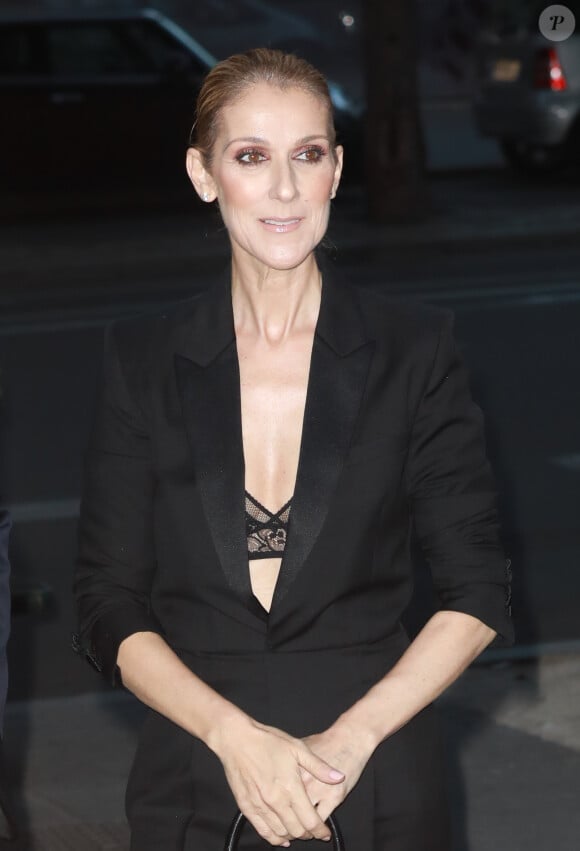 Céline Dion quitte le l'hôtel Royal Monceau et va dîner en compagnie de son danseur Pepe Munoz au restaurant Manko à Paris le 21 juillet 2017.