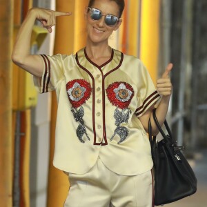 Céline Dion s'est rendue chez l'opticien Meyrowitz avec ses jumeaux Eddy et Nelson pour s'acheter une paire de lunettes de soleil avant de rentrer à l'hôtel Royal Monceau à Paris le 17 juillet 2017.