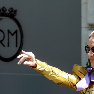 Céline Dion à la sortie de l'hôtel Le Royal Monceau à Paris, France, le 8 juillet 2017.