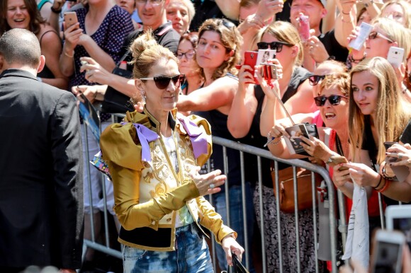 Céline Dion à la sortie de l'hôtel Le Royal Monceau à Paris, France, le 8 juillet 2017.