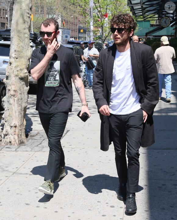 Sam Smith et son ami Jack Street à la sortie de l'hôtel Bowery à New York, le 28 avril 2017.
