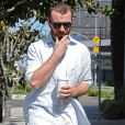 Sam Smith boit un café avec une amie à Hollywood, le 25 avril 2016.