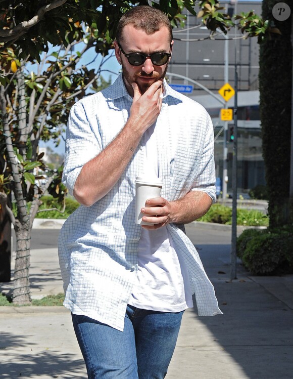 Sam Smith boit un café avec une amie à Hollywood, le 25 avril 2016.