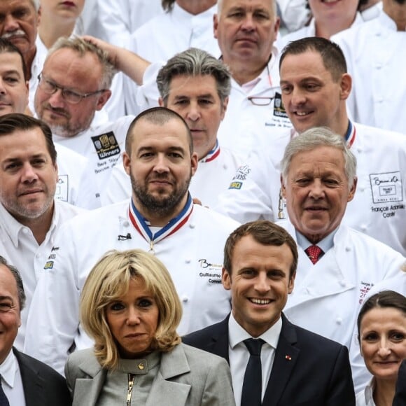 Olivier Ginon, Jean-Yves Le Drian, ministre des Affaires étrangères, Gérard Collomb, ministre de l'Intérieur, Guillaume Gomez, chef du palais de l'Elysée, Alain Ducasse, Joël Robuchon, Anne-Sophie Pic, Guy Savoy, Marc Veyrat, Ghislaine Arabian, Yannick Alleno, Dominique Crenn, Claire Heitzler, Jérôme Bocuse - 180 chefs étoilés reçus au palais de l'Elysée pour le Déjeuner des grands chefs à Paris, le 27 septembre 2017, pour promouvoir la cuisine française. © Hamilton/Pool/Bestimage