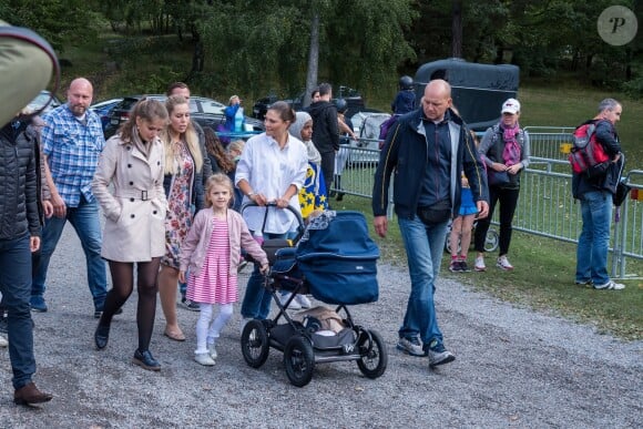 La princesse Victoria de Suède avec sa fille la princesse Estelle et son fils le prince Oscar lors de la Journée des Sports du prince Daniel le 10 septembre 2017 dans le parc Haga à Stockholm.