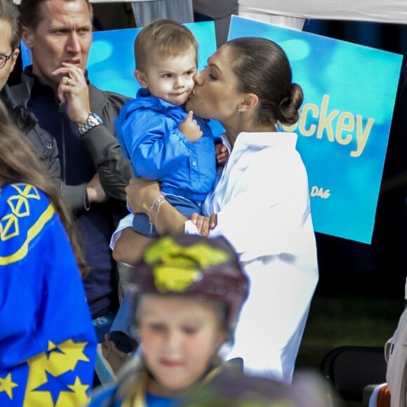 La princesse Victoria de Suède avec son fils le prince Oscar lors de la Journée des Sports du prince Daniel le 10 septembre 2017 dans le parc Haga à Stockholm.