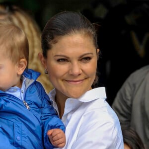 La princesse Victoria de Suède avec son fils le prince Oscar lors de la Journée des Sports du prince Daniel le 10 septembre 2017 dans le parc Haga à Stockholm.