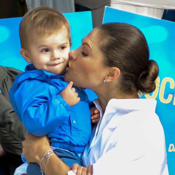 La princesse Victoria de Suède avec son fils le prince Oscar lors de la Journée des Sports du prince Daniel le 10 septembre 2017 dans le parc Haga à Stockholm.