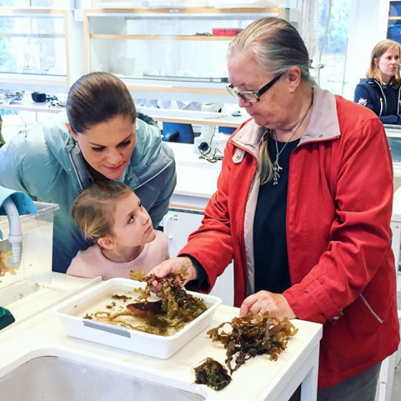La princesse Estelle de Suède visitait le 29 septembre 2017 avec sa maman la princesse Victoria l'Askö Laboratory, dans l'archipel de Trosa, qui dépend du Centre sur la mer Baltique de l'Université de Stockholm. © Instagram cour royale de Suède