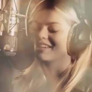 Louane - Image extraite du teaser de l'album "Quelque chose de Johnny" attendu le 17 novembre 2017.
