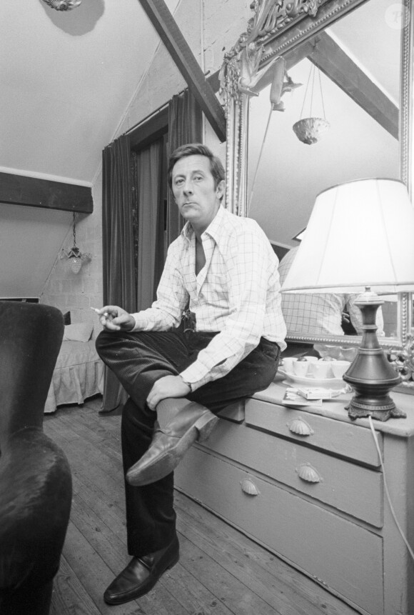 Archives - En France, Jean Rochefort chez lui le 1er juillet 1965.