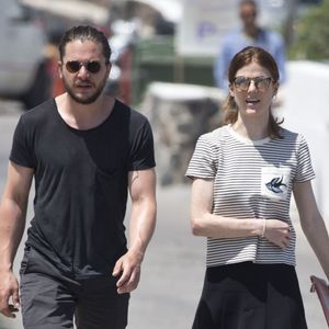 Exclusif - Kit Harington passe des vacances romantiques avec sa compagne Rose Leslie à Santorin en Grèce, le 6 mai 2017