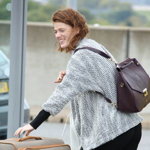 Leslie Rose, bague de fiançailles au doigt, arrive à l'aéroport d'Heathrow à Londres, le 7 octobre 2017.