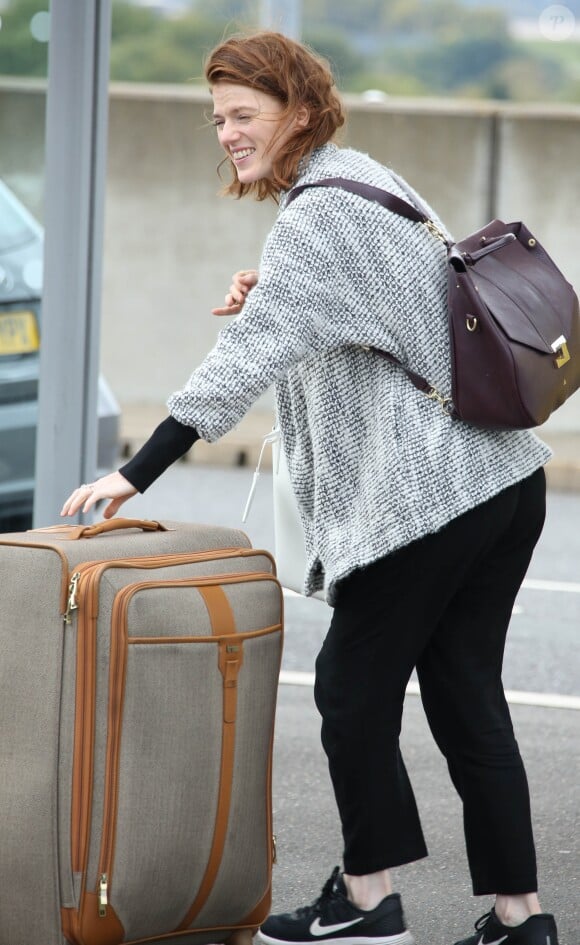 Leslie Rose, bague de fiançailles au doigt, arrive à l'aéroport d'Heathrow à Londres, le 7 octobre 2017.