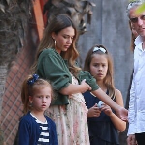 Exclusif - Jessica Alba enceinte fête en famille l'anniversaire de sa mère Catherine Jensen au Warehouse à Marina Del Rey, à Los Angeles, le 8 octobre 2017.