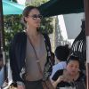 Exclusif - Jessica Alba, enceinte, se promène à West Hollywood le 7 octobre 2017.