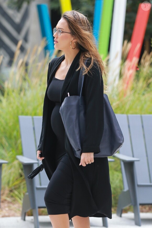 Exclusif - Jessica Alba enceinte se balade dans les rues de Santa Monica, le 3 octobre 2017.
