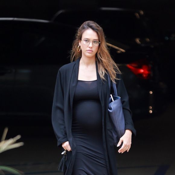 Exclusif - Jessica Alba enceinte se balade dans les rues de Santa Monica, le 3 octobre 2017.