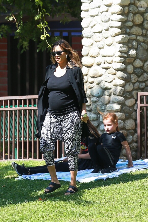 Jessica Alba enceinte et son mari Cash Warren passent la journée au parc de Coldwater avec leurs enfants Honor et Haven à Beverly Hills, le 1er octobre 2017.