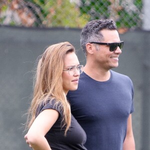 Exclusif - Jessica Alba enceinte et son mari Cash Warren et leur fille aînée Honor assistent au match de football de leur fille Haven à Westwood le 17 septembre 2017.