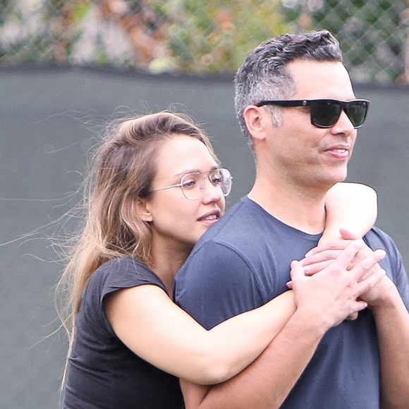 Exclusif  - Jessica Alba enceinte et son mari Cash Warren et leur fille aînée Honor assistent au match de football de leur fille Haven à Westwood le 17 septembre 2017.