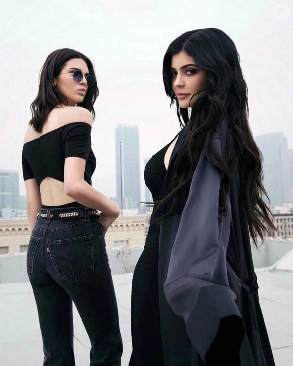 Kendall Jenner et Kylie Jenner , les soeurs posent pour leur marque Kendall-Kylie, collection automne 2017. 02/08/2017