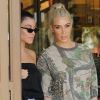 Les soeurs Kim Kardashian et Kourtney Kardashian se baladent et font du shopping ensemble chez BuyBuy Baby à Calabasas. Kourtney porte des chaussures en plexiglas avec son prénom inscrit dessus! Le 9 octobre 2017