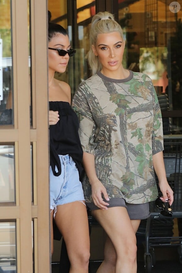 Les soeurs Kim Kardashian et Kourtney Kardashian se baladent et font du shopping ensemble chez BuyBuy Baby à Calabasas. Kourtney porte des chaussures en plexiglas avec son prénom inscrit dessus! Le 9 octobre 2017