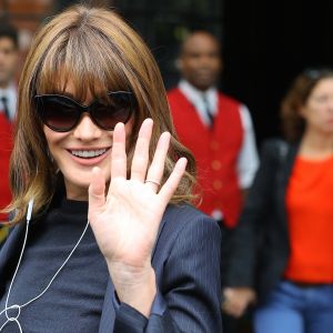 Carla Bruni-Sarkozy sort de l'hôtel Bowery à New York le 11 octobre 2017.