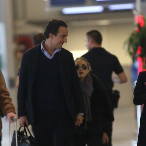 Exclusif - Mary-Kate Olsen et son fiancé Olivier Sarkozy à l'aéroport Roissy-Charles-de-Gaulle pour se rendre à New York après leur séjour à Paris, le 6 avril 2014.