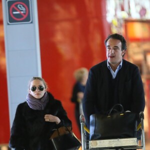 Exclusif - Mary-Kate Olsen et son fiancé Olivier Sarkozy à l'aéroport Roissy-Charles-de-Gaulle pour se rendre à New York après leur séjour à Paris, le 6 avril 2014.