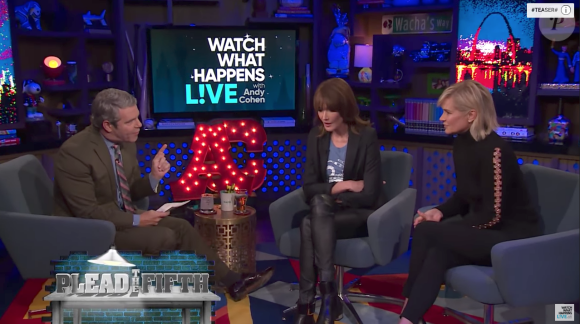 Carla Bruni et Yolanda Hadid invitées de "Watch What Happens Live!" présenté par Andy Cohen sur la chaîne Braco, le 10 octobre 2017.