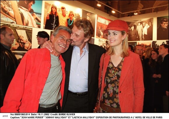Jean-Marie Périer avec Johnny et Laeticia Hallyday pour l'inauguration de son exposition à l'Hôtel de ville de Paris, el 19 novembre 2002.