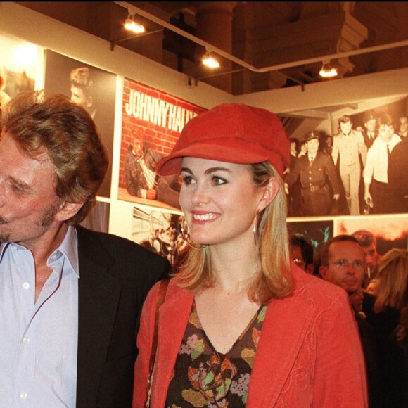 Jean-Marie Périer avec Johnny et Laeticia Hallyday pour l'inauguration de son exposition à l'Hôtel de ville de Paris, el 19 novembre 2002.