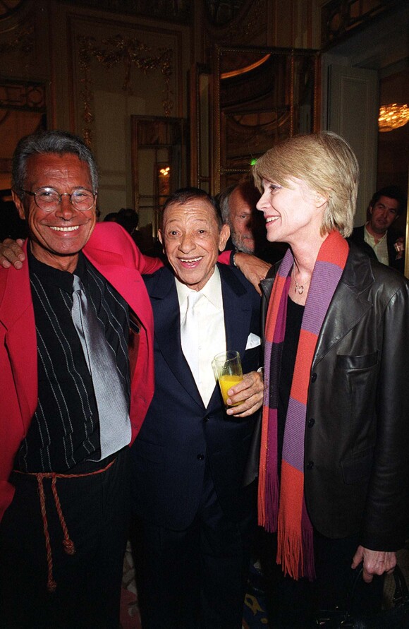 Jean-Marie Périer, son "géniteur" Henri Salvador et Françoise Hardy à l'Olympia, le 23 avril 2001.  