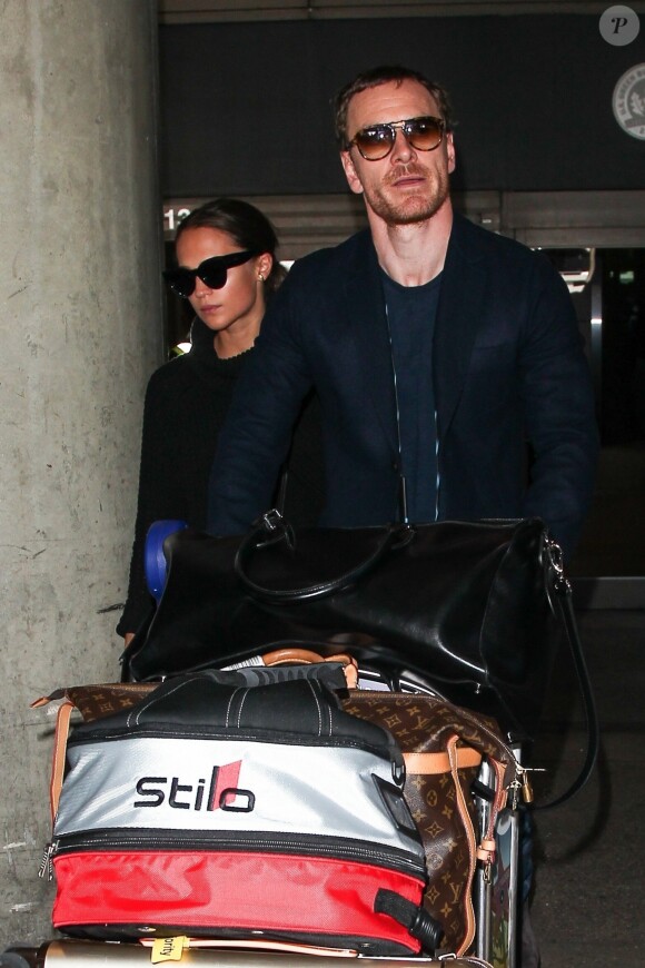 Alicia Vikander et son compagnon Michael Fassbender arrivent à l'aéroport de Los Angeles, le 4 octobre 2017