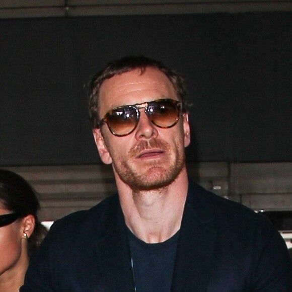 Alicia Vikander et son compagnon Michael Fassbender arrivent à l'aéroport de Los Angeles, le 4 octobre 2017