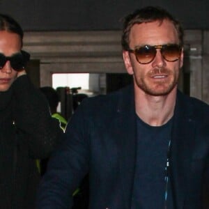 Alicia Vikander et son compagnon Michael Fassbender arrivent à l'aéroport de Los Angeles, le 4 octobre 2017