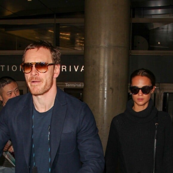 Alicia Vikander et son compagnon Michael Fassbender arrivent à l'aéroport de Los Angeles, le 4 octobre 2017