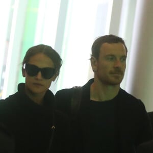 Exclusif - Alicia Vikander et son compagnon Michael Fassbender se retrouvent à l'aéroport de Paris-Charles-de-Gaulle pour partir aux Etats-Unis, à Roissy-en-France, banlieue de Paris, France, le 4 octobre 2017.