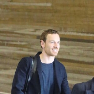 Exclusif - Alicia Vikander et son compagnon Michael Fassbender se retrouvent à l'aéroport de Paris-Charles-de-Gaulle pour partir aux Etats-Unis, à Roissy-en-France, banlieue de Paris, France, le 4 octobre 2017.