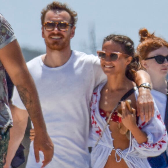 Exclusif - Michael Fassbender avec sa compagne Alicia Vikander et des amis passent la journée à la plage et sur un yacht à Formentera, le 5 juillet 2017.