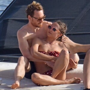 Exclusif - Michael Fassbender avec sa compagne Alicia Vikander et des amis passent la journée à la plage et sur un yacht à Formentera, le 5 juillet 2017.