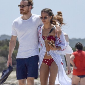 Exclusif - Michael Fassbender avec sa compagne Alicia Vikander et des amis passent la journée à la plage et sur un yacht à Formentera, le 5 juillet 2017.