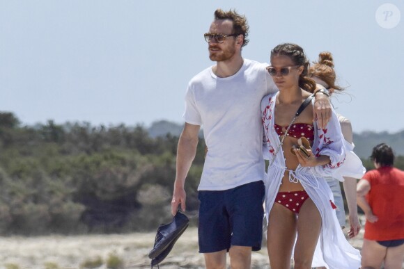 Exclusif - Michael Fassbender avec sa compagne Alicia Vikander et des amis passent la journée à la plage et sur un yacht à Formentera, le 5 juillet 2017.