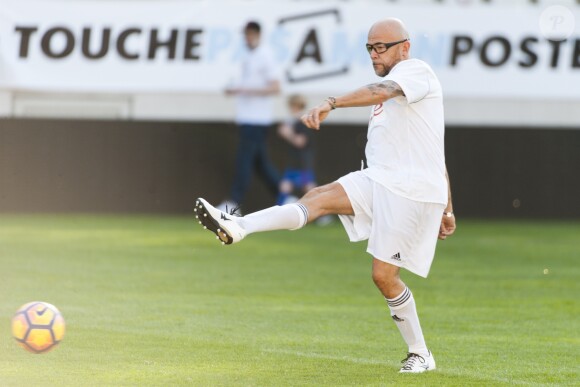 Pascal Obispo - Pour la 12ème année consécutive, l'association "Plus fort la vie" créée par JC Darmon, a organisé un match de football en présence de nombreuses personnalités au stade Jean Bouin à Paris, le 15 octobre 2017. Ce match, soutenu par de nombreux sponsors, a permis une très belle recette qui viendra en aide aux enfants de l'association. © Pierre Perusseau/Bestimage