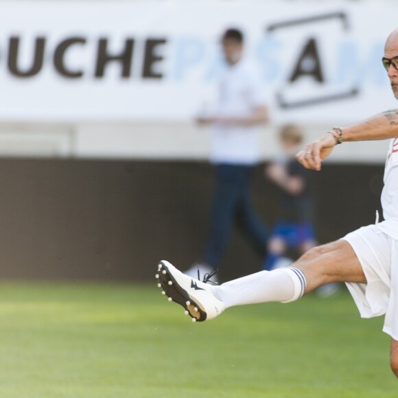 Pascal Obispo - Pour la 12ème année consécutive, l'association "Plus fort la vie" créée par JC Darmon, a organisé un match de football en présence de nombreuses personnalités au stade Jean Bouin à Paris, le 15 octobre 2017. Ce match, soutenu par de nombreux sponsors, a permis une très belle recette qui viendra en aide aux enfants de l'association. © Pierre Perusseau/Bestimage