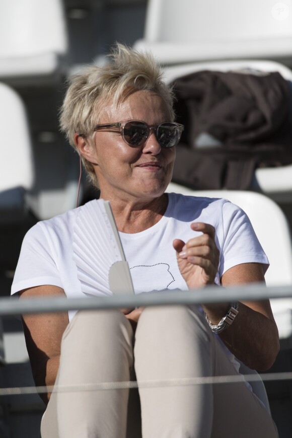 Muriel Robin - Pour la 12ème année consécutive, l'association "Plus fort la vie" créée par JC Darmon, a organisé un match de football en présence de nombreuses personnalités au stade Jean Bouin à Paris, le 15 octobre 2017. Ce match, soutenu par de nombreux sponsors, a permis une très belle recette qui viendra en aide aux enfants de l'association. © Pierre Perusseau/Bestimage