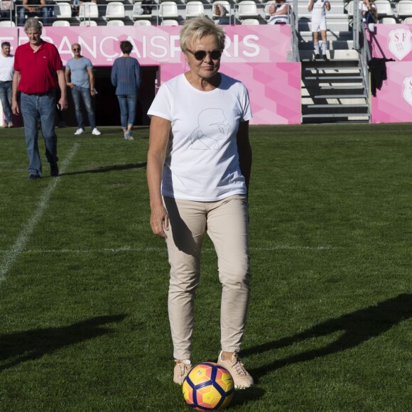 Muriel Robin - Pour la 12ème année consécutive, l'association "Plus fort la vie" créée par JC Darmon, a organisé un match de football en présence de nombreuses personnalités au stade Jean Bouin à Paris, le 15 octobre 2017. Ce match, soutenu par de nombreux sponsors, a permis une très belle recette qui viendra en aide aux enfants de l'association. © Pierre Perusseau/Bestimage