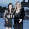 Courtney Love et sa fille Frances Bean Cobain au défilé de mode printemps-été 2018 "Saint Laurent" à la Fontaine du Trocadéro à Paris. Le 26 septembre 2017 © Olivier Borde / Bestimage
